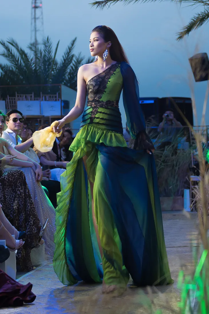 Nguyễn Thị Thành làm vedette khoe catwalk điêu luyện - Ảnh 2. Nguyễn Thị Thành làm vedette khoe catwalk điêu luyện - Ảnh 2.