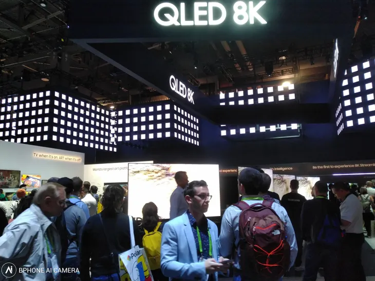 TV QLED 8K công nghệ AI, giá đến 2,3 tỷ đồng ra mắt thị trường Việt Nam - Ảnh 3. TV QLED 8K công nghệ AI, giá đến 2,3 tỷ đồng ra mắt thị trường Việt Nam - Ảnh 3.