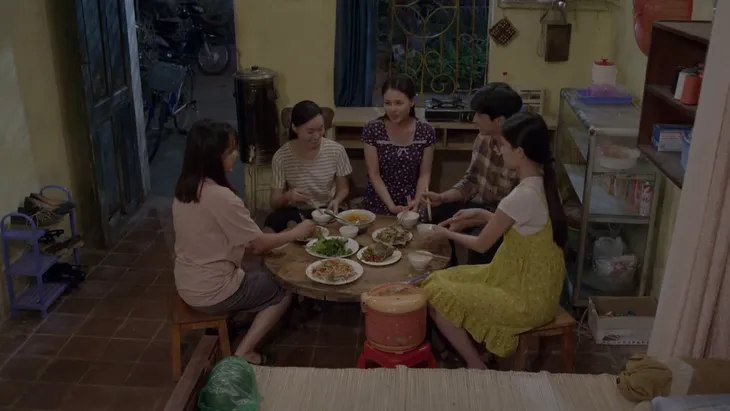 Những cô gái trong thành phố - Tập 31: Tùng bỏ dở bữa cơm với Mai để chạy đến bên chị Xuân đang say - Ảnh 1. Những cô gái trong thành phố - Tập 31: Tùng bỏ dở bữa cơm với Mai để chạy đến bên chị Xuân đang say - Ảnh 1.