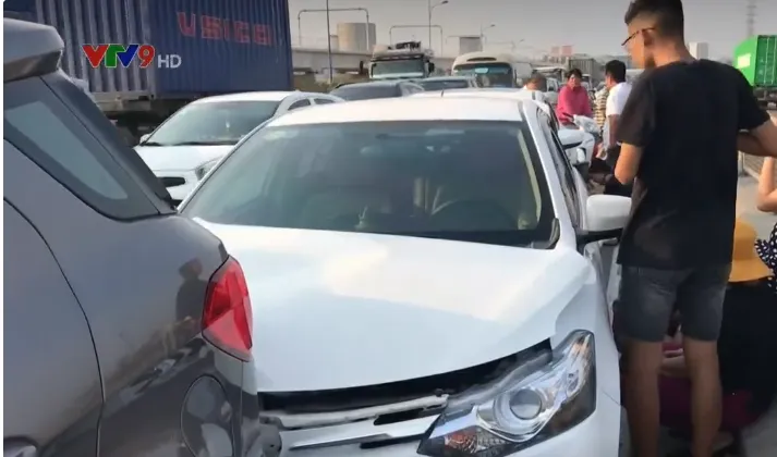 Tai nạn liên hoàn giữa 4 ô tô trên cầu Rạch Chiếc - Ảnh 1. Tai nạn liên hoàn giữa 4 ô tô trên cầu Rạch Chiếc - Ảnh 1.