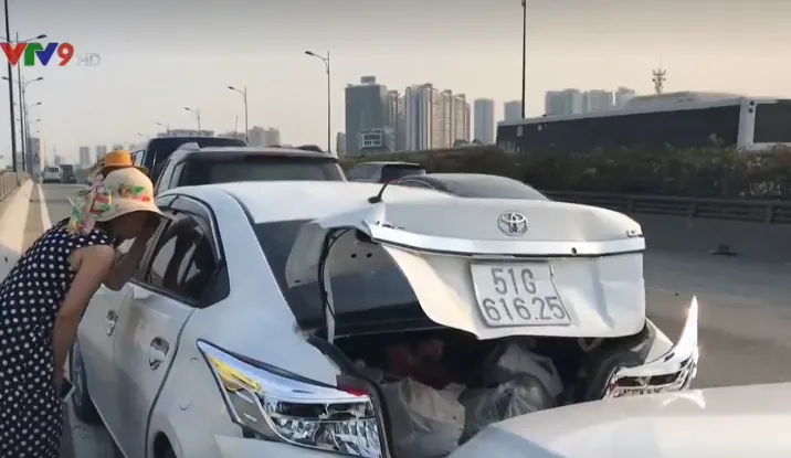 Tai nạn liên hoàn giữa 4 ô tô trên cầu Rạch Chiếc - Ảnh 2. Tai nạn liên hoàn giữa 4 ô tô trên cầu Rạch Chiếc - Ảnh 2.
