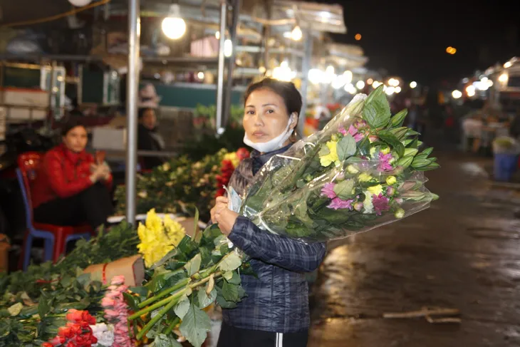 Đêm không ngủ ở chợ hoa nổi tiếng Hà Nội - Ảnh 5.