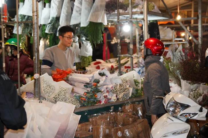 Đêm không ngủ ở chợ hoa nổi tiếng Hà Nội - Ảnh 4.