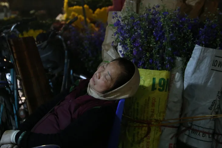 Đêm không ngủ ở chợ hoa nổi tiếng Hà Nội - Ảnh 11.