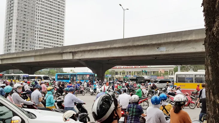 Bến xe Mỹ Đình không quá đông trước dịp nghỉ giỗ Tổ Hùng Vương - Ảnh 4. Bến xe Mỹ Đình không quá đông trước dịp nghỉ giỗ Tổ Hùng Vương - Ảnh 4.