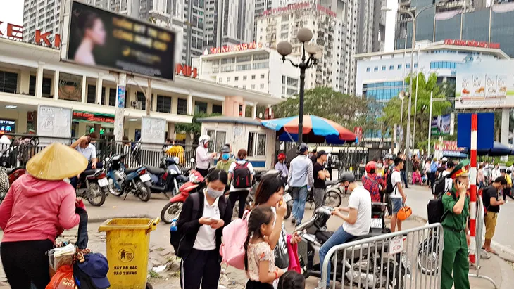 Bến xe Mỹ Đình không quá đông trước dịp nghỉ giỗ Tổ Hùng Vương - Ảnh 3. Bến xe Mỹ Đình không quá đông trước dịp nghỉ giỗ Tổ Hùng Vương - Ảnh 3.