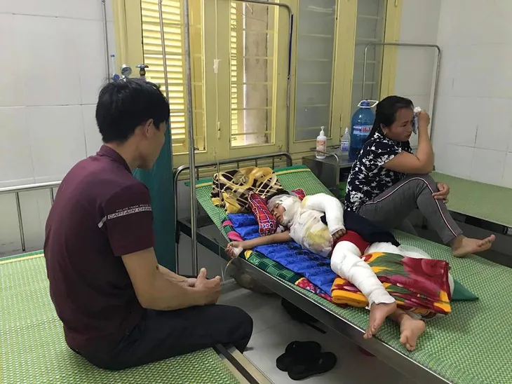 Thương tâm bé trai 8 tuổi người dân tộc HMông bị bỏng xăng - Ảnh 1. Thương tâm bé trai 8 tuổi người dân tộc HMông bị bỏng xăng - Ảnh 1.