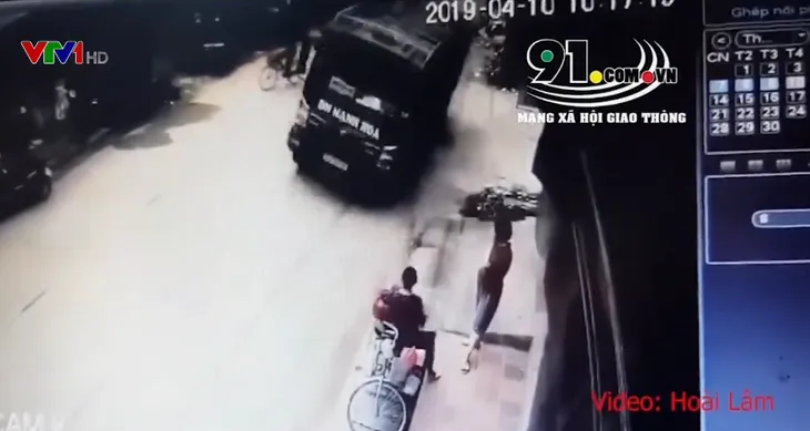Đang nói chuyện bên đường, 2 người phụ nữ suýt bị xe tải tông - Ảnh 1. Đang nói chuyện bên đường, 2 người phụ nữ suýt bị xe tải tông - Ảnh 1.