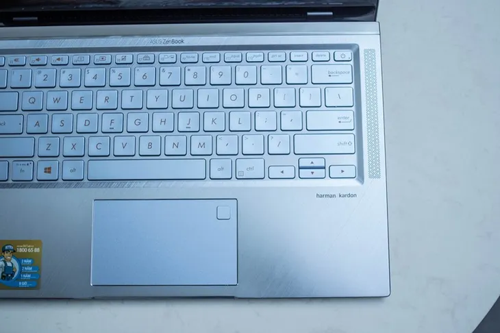 ASUS ra mắt ZenBook 14: Viền siêu mỏng, 4 loa Harman Kardon - Ảnh 2. ASUS ra mắt ZenBook 14: Viền siêu mỏng, 4 loa Harman Kardon - Ảnh 2.