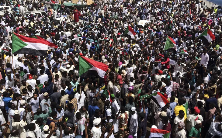 Sudan liên tiếp thay 2 Tổng thống trong 2 ngày - Ảnh 1. Sudan liên tiếp thay 2 Tổng thống trong 2 ngày - Ảnh 1.