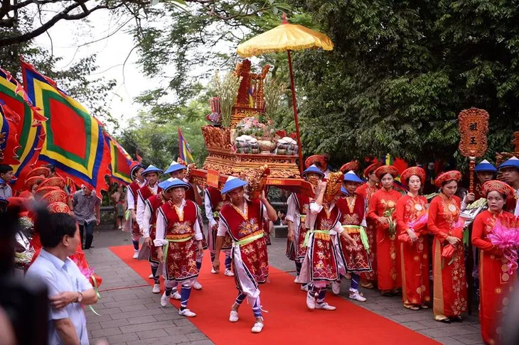 Người dân nườm nượp dâng hương tưởng niệm các Vua Hùng - Ảnh 2. Người dân nườm nượp dâng hương tưởng niệm các Vua Hùng - Ảnh 2.