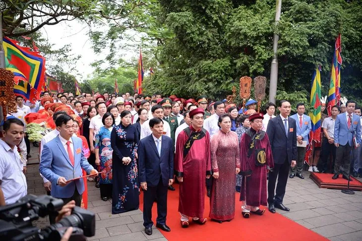 Người dân nườm nượp dâng hương tưởng niệm các Vua Hùng - Ảnh 1. Người dân nườm nượp dâng hương tưởng niệm các Vua Hùng - Ảnh 1.