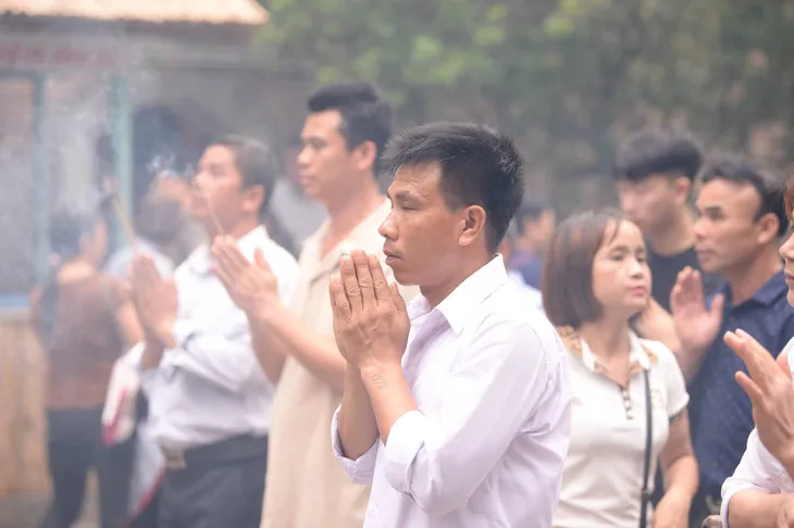 Người dân nườm nượp dâng hương tưởng niệm các Vua Hùng - Ảnh 8. Người dân nườm nượp dâng hương tưởng niệm các Vua Hùng - Ảnh 8.