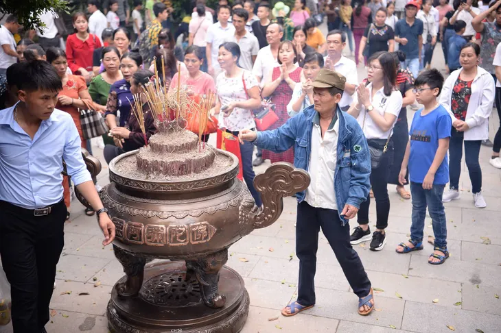 Người dân nườm nượp dâng hương tưởng niệm các Vua Hùng - Ảnh 9. Người dân nườm nượp dâng hương tưởng niệm các Vua Hùng - Ảnh 9.