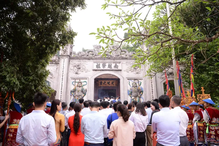 Người dân nườm nượp dâng hương tưởng niệm các Vua Hùng - Ảnh 11. Người dân nườm nượp dâng hương tưởng niệm các Vua Hùng - Ảnh 11.