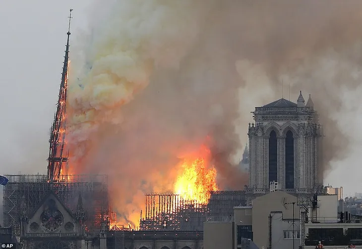 Tổng thống Pháp Emmanuel Macron: Chúng tôi sẽ xây dựng lại Nhà thờ Đức Bà Paris - Ảnh 2. Tổng thống Pháp Emmanuel Macron: Chúng tôi sẽ xây dựng lại Nhà thờ Đức Bà Paris - Ảnh 2.