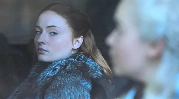 Games of Thrones phần 8: Tập 1 phát sóng, Sansa Stark và Mẹ Rồng lườm nhau cháy mắt - Ảnh 1.