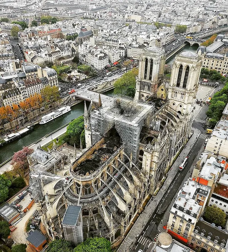 Nhà thờ Đức Bà Paris tan hoang sau vụ cháy kinh hoàng, có thể mất nhiều năm mới phục dựng xong - Ảnh 1. Nhà thờ Đức Bà Paris tan hoang sau vụ cháy kinh hoàng, có thể mất nhiều năm mới phục dựng xong - Ảnh 1.