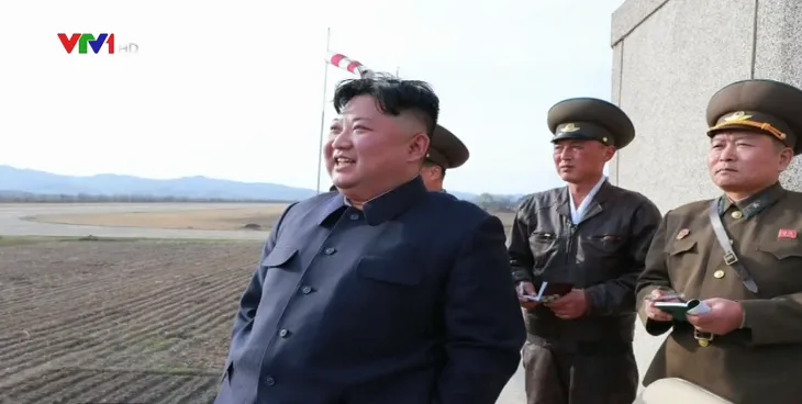 Nhà lãnh đạo Triều Tiên Kim Jong-un thị sát cuộc diễn tập bay - Ảnh 2. Nhà lãnh đạo Triều Tiên Kim Jong-un thị sát cuộc diễn tập bay - Ảnh 2.