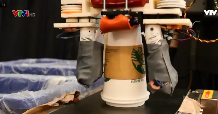 Robot phân loại rác tái chế - Ảnh 1. Robot phân loại rác tái chế - Ảnh 1.