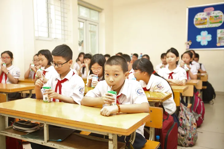 Sữa học đường Hà Nội: Quyết liệt làm tốt từ những ngày đầu triển khai - Ảnh 3. Sữa học đường Hà Nội: Quyết liệt làm tốt từ những ngày đầu triển khai - Ảnh 3.