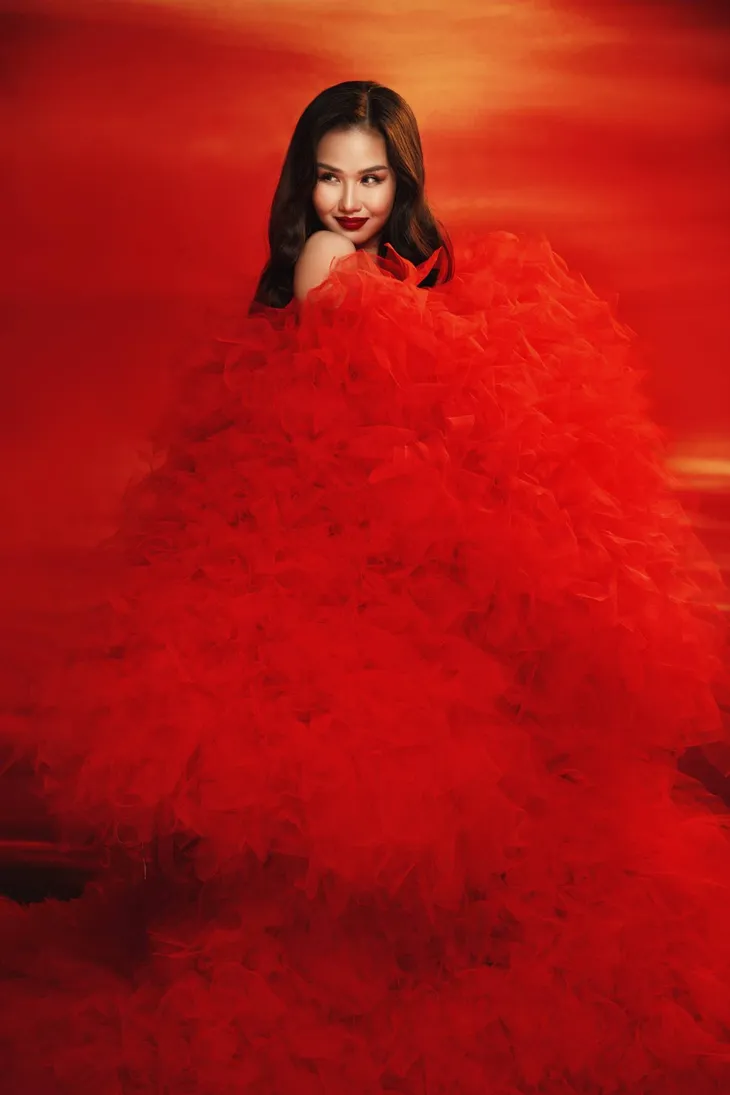 Võ Hạ Trâm mang hình ảnh nữ quyền vào MV Girl on fire - Ảnh 2. Võ Hạ Trâm mang hình ảnh nữ quyền vào MV Girl on fire - Ảnh 2.