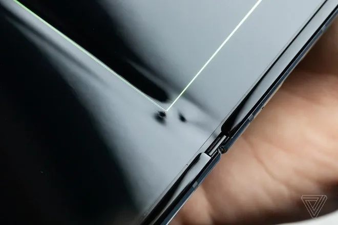 Smartphone giá gần 2.000 USD Galaxy Fold hỏng chỉ sau vài ngày sử dụng - Ảnh 1. Smartphone giá gần 2.000 USD Galaxy Fold hỏng chỉ sau vài ngày sử dụng - Ảnh 1.