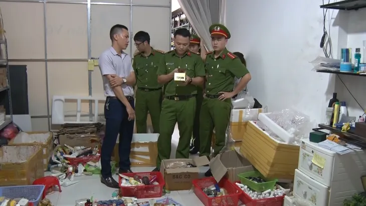 Phát hiện cơ sản sản xuất hàng nghìn sản phẩm mỹ phẩm giả tại TP Vinh - Ảnh 1. Phát hiện cơ sản sản xuất hàng nghìn sản phẩm mỹ phẩm giả tại TP Vinh - Ảnh 1.