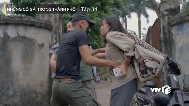 Những cô gái trong thành phố - Tập cuối: Lan (Kim Oanh) đỡ thay Lâm (NSƯT Công Lý) nhát dao chí mạng - Ảnh 3. Những cô gái trong thành phố - Tập cuối: Lan (Kim Oanh) đỡ thay Lâm (NSƯT Công Lý) nhát dao chí mạng - Ảnh 3.