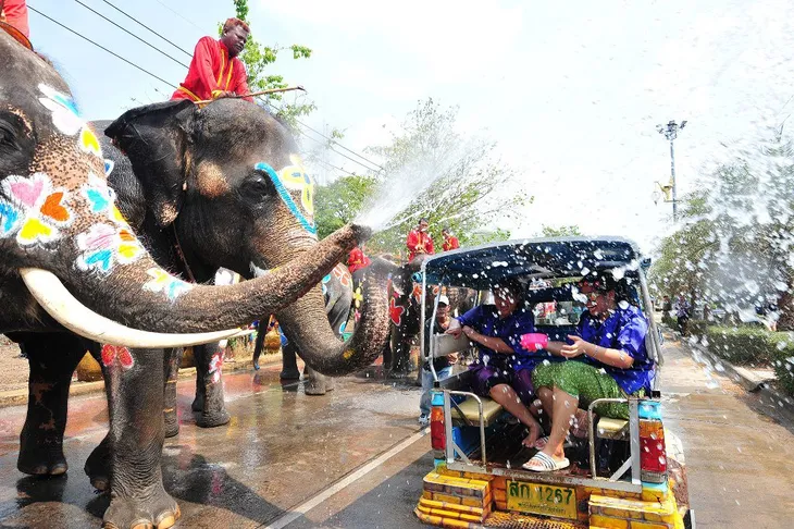 Hàng nghìn khách du lịch tham gia ngày hội té nước lớn nhất Thái Lan - Ảnh 2. Hàng nghìn khách du lịch tham gia ngày hội té nước lớn nhất Thái Lan - Ảnh 2.