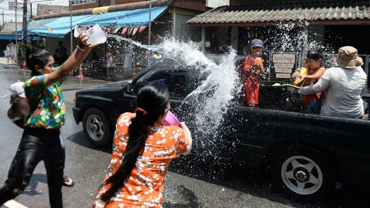 Hàng nghìn khách du lịch tham gia ngày hội té nước lớn nhất Thái Lan - Ảnh 3. Hàng nghìn khách du lịch tham gia ngày hội té nước lớn nhất Thái Lan - Ảnh 3.