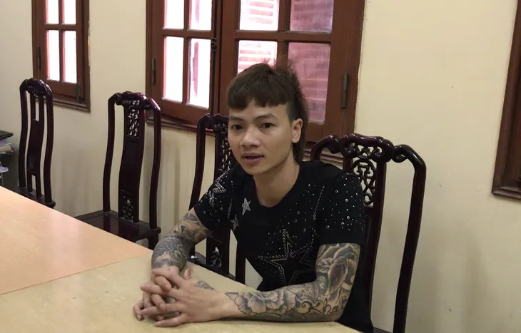 Tại trụ sở công an, Khá Bảnh cảm thấy ân hận và mất mát - Ảnh 1. Tại trụ sở công an, Khá Bảnh cảm thấy ân hận và mất mát - Ảnh 1.