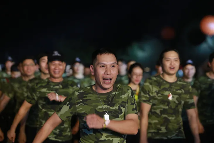 Gần 3.000 cán bộ nhân viên FPT IS cùng hát quốc ca đón Hành trình ngày mới chào tuổi 25 - Ảnh 2. Gần 3.000 cán bộ nhân viên FPT IS cùng hát quốc ca đón Hành trình ngày mới chào tuổi 25 - Ảnh 2.