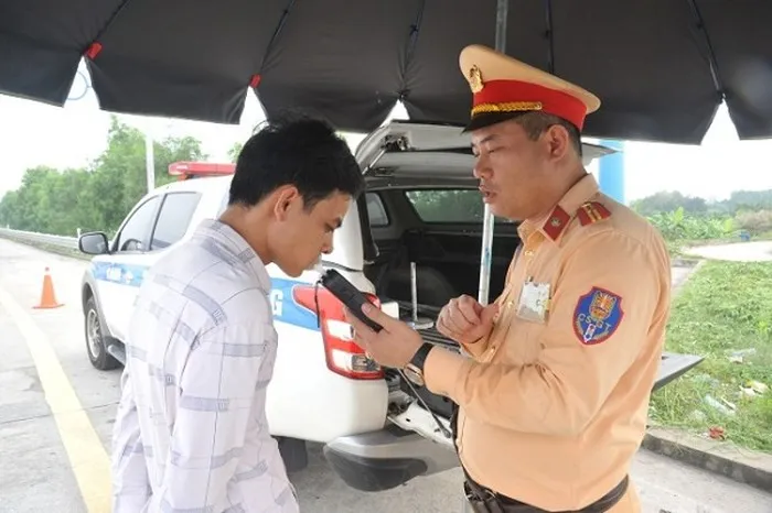 Tổng kiểm tra xử lý vi phạm trên các tuyến cao tốc trong dịp nghỉ lễ 30/4 - Ảnh 1. Tổng kiểm tra xử lý vi phạm trên các tuyến cao tốc trong dịp nghỉ lễ 30/4 - Ảnh 1.