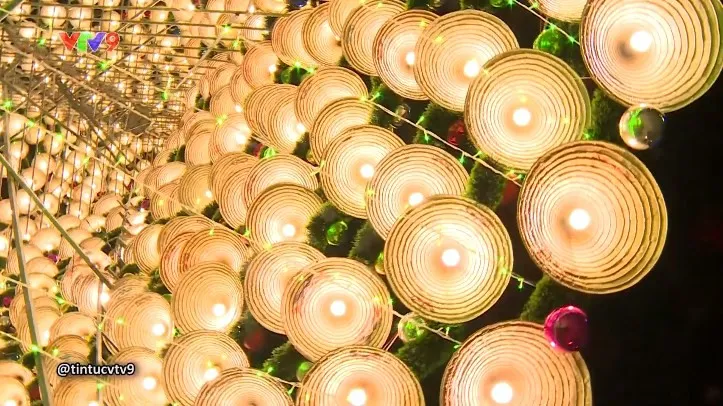 Độc đáo cây thông Noel bằng nón lá khổng lồ - Ảnh 5. Độc đáo cây thông Noel bằng nón lá khổng lồ - Ảnh 5.