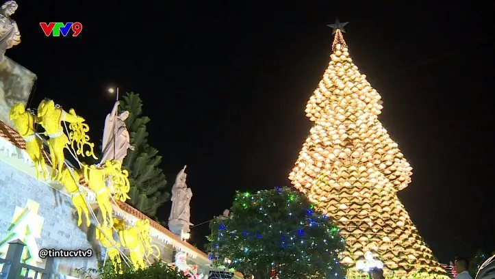 Độc đáo cây thông Noel bằng nón lá khổng lồ - Ảnh 1. Độc đáo cây thông Noel bằng nón lá khổng lồ - Ảnh 1.