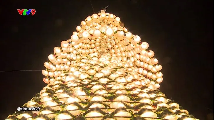 Độc đáo cây thông Noel bằng nón lá khổng lồ - Ảnh 3. Độc đáo cây thông Noel bằng nón lá khổng lồ - Ảnh 3.