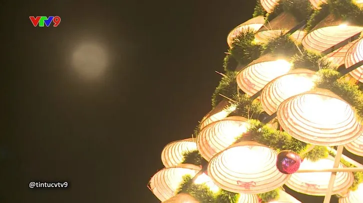 Độc đáo cây thông Noel bằng nón lá khổng lồ - Ảnh 4. Độc đáo cây thông Noel bằng nón lá khổng lồ - Ảnh 4.