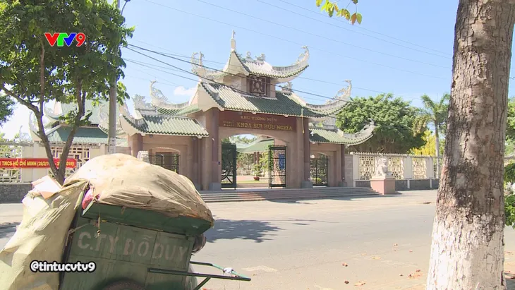 TP. Cần Thơ: Khu tưởng niệm, trường học thành nơi tập kết rác - Ảnh 1. TP. Cần Thơ: Khu tưởng niệm, trường học thành nơi tập kết rác - Ảnh 1.