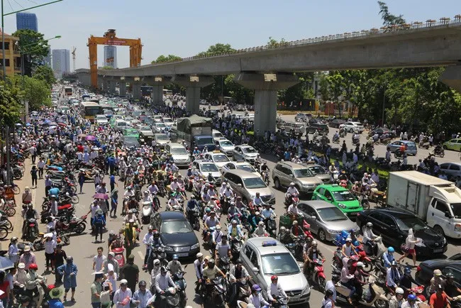 Bàn tròn trực tuyến: Chủ trương hạn chế phương tiện cá nhân của TP Hà Nội - Ảnh 1. Bàn tròn trực tuyến: Chủ trương hạn chế phương tiện cá nhân của TP Hà Nội - Ảnh 1.