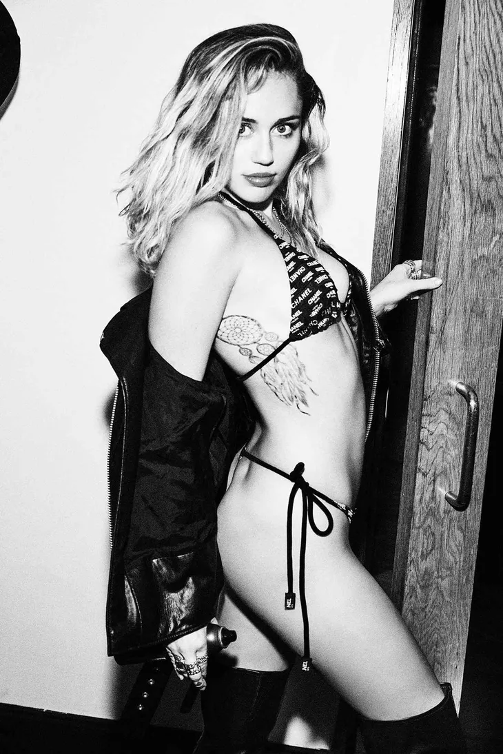 Miley Cyrus trước ống kính của Ellen Von Unwerth: Hoang dã trở lại - Ảnh 2. Miley Cyrus trước ống kính của Ellen Von Unwerth: Hoang dã trở lại - Ảnh 2.