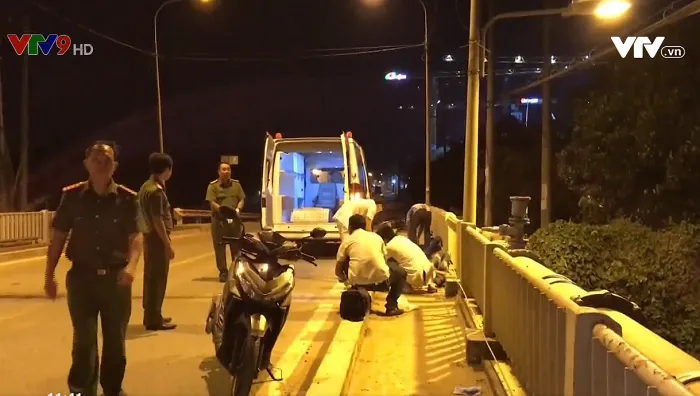 TP.HCM: Xe máy trượt dài trên cầu, 2 người thương vong - Ảnh 1. TP.HCM: Xe máy trượt dài trên cầu, 2 người thương vong - Ảnh 1.