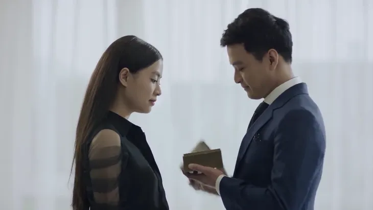 Mê cung - Tập 1: Háo hức trong ngày kỷ niệm tình yêu, Lam Anh (Hoàng Thùy Linh) lại bị bạn trai Khánh (Hồng Đăng) cho leo cây - Ảnh 2. Mê cung - Tập 1: Háo hức trong ngày kỷ niệm tình yêu, Lam Anh (Hoàng Thùy Linh) lại bị bạn trai Khánh (Hồng Đăng) cho leo cây - Ảnh 2.