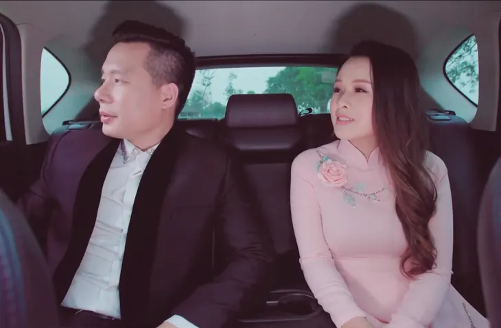 Sao mai Xuân Hảo nắm tay gái lạ ngắm pháo hoa trong MV mới mừng 30/4 - Ảnh 2. Sao mai Xuân Hảo nắm tay gái lạ ngắm pháo hoa trong MV mới mừng 30/4 - Ảnh 2.
