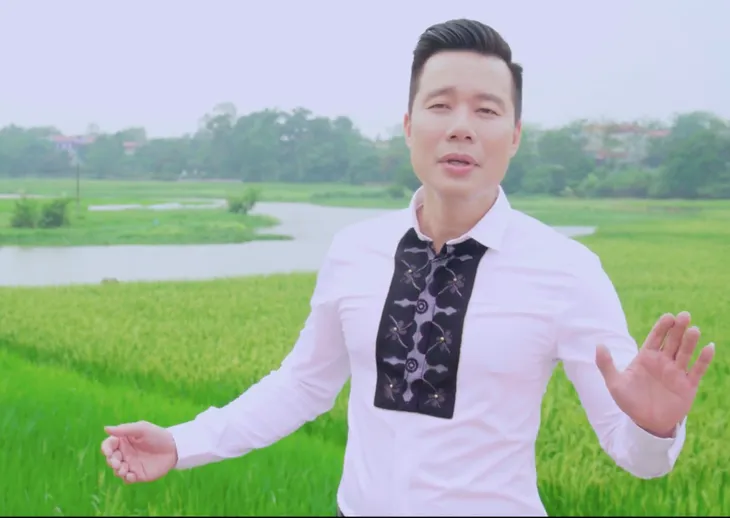 Sao mai Xuân Hảo nắm tay gái lạ ngắm pháo hoa trong MV mới mừng 30/4 - Ảnh 1. Sao mai Xuân Hảo nắm tay gái lạ ngắm pháo hoa trong MV mới mừng 30/4 - Ảnh 1.