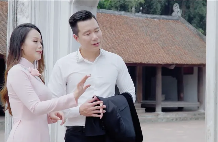Sao mai Xuân Hảo nắm tay gái lạ ngắm pháo hoa trong MV mới mừng 30/4 - Ảnh 5. Sao mai Xuân Hảo nắm tay gái lạ ngắm pháo hoa trong MV mới mừng 30/4 - Ảnh 5.