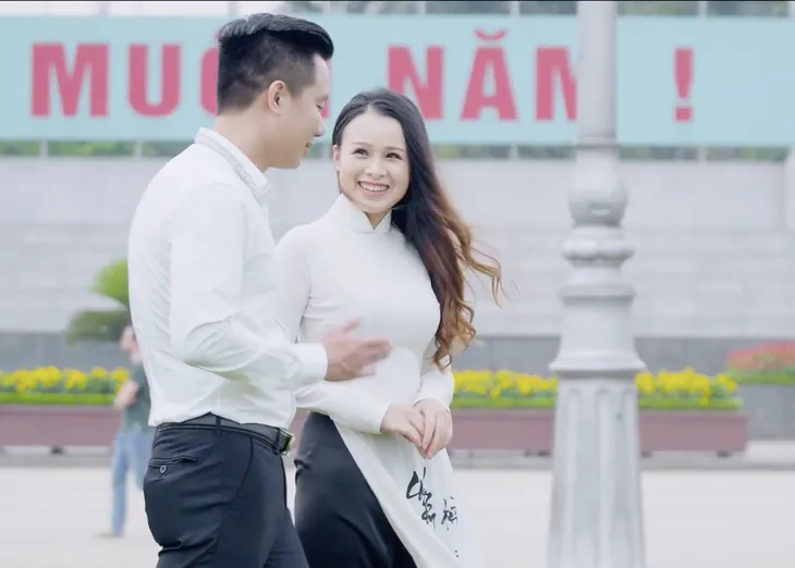 Sao mai Xuân Hảo nắm tay gái lạ ngắm pháo hoa trong MV mới mừng 30/4 - Ảnh 6. Sao mai Xuân Hảo nắm tay gái lạ ngắm pháo hoa trong MV mới mừng 30/4 - Ảnh 6.