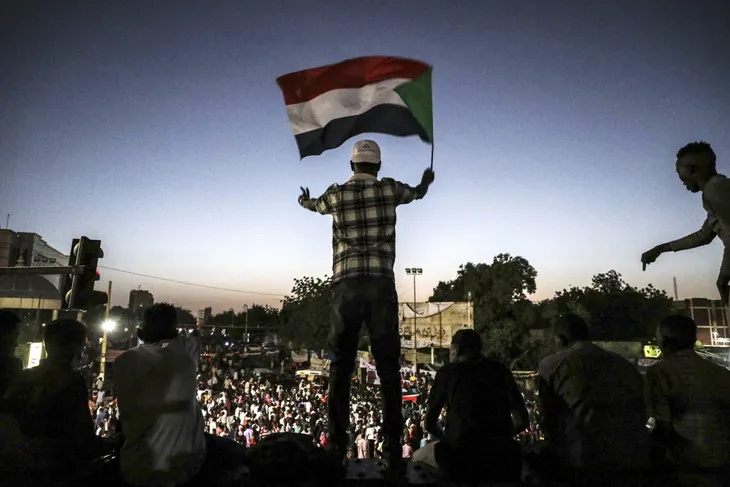Sudan: Công nhân đường sắt tràn lên cả nóc xe lửa ủng hộ người biểu tình - Ảnh 1. Sudan: Công nhân đường sắt tràn lên cả nóc xe lửa ủng hộ người biểu tình - Ảnh 1.