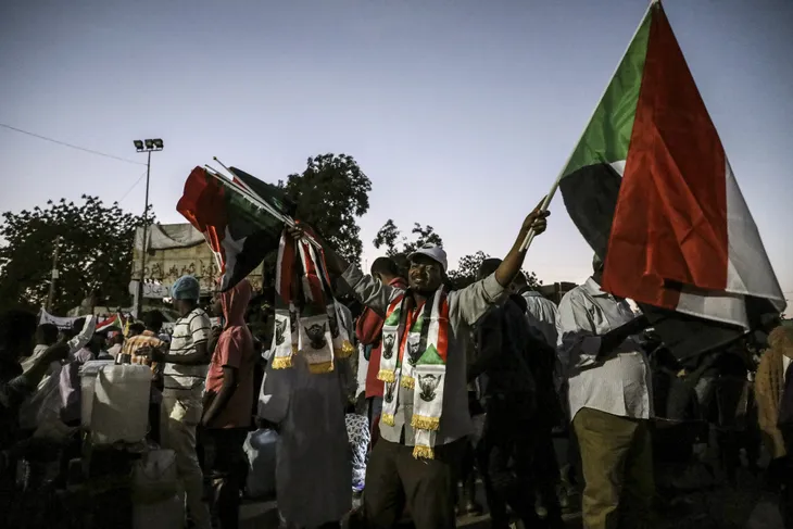 Sudan: Công nhân đường sắt tràn lên cả nóc xe lửa ủng hộ người biểu tình - Ảnh 2. Sudan: Công nhân đường sắt tràn lên cả nóc xe lửa ủng hộ người biểu tình - Ảnh 2.
