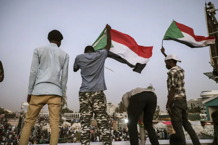 Sudan: Công nhân đường sắt tràn lên cả nóc xe lửa ủng hộ người biểu tình - Ảnh 3. Sudan: Công nhân đường sắt tràn lên cả nóc xe lửa ủng hộ người biểu tình - Ảnh 3.